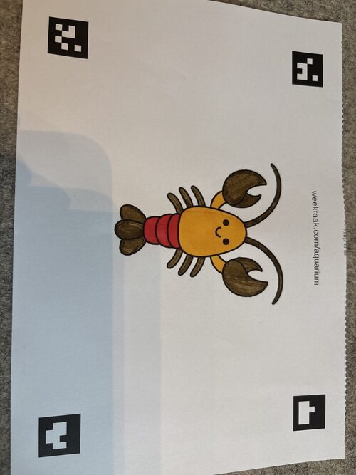 Een door een leerling ingekleurde kleurplaat van een zeedier, klaar om gescand te worden.