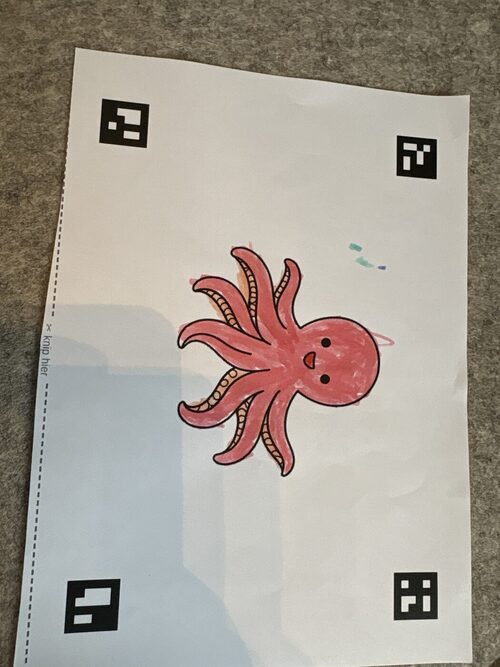 Een door een leerling ingekleurde kleurplaat van een zeedier, klaar om gescand te worden.