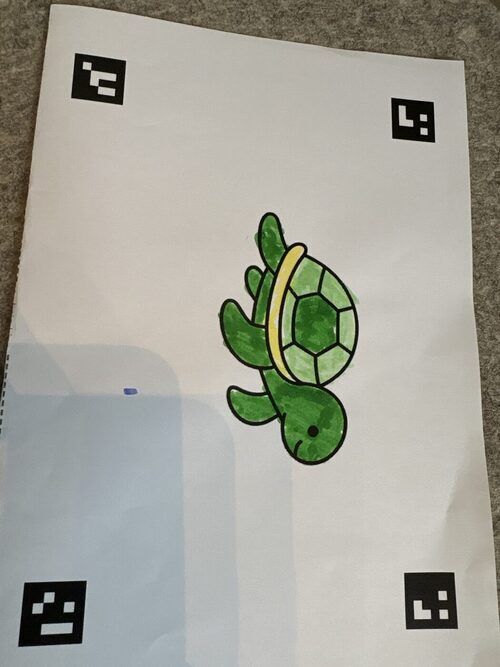Een door een leerling ingekleurde kleurplaat van een zeedier, klaar om gescand te worden.