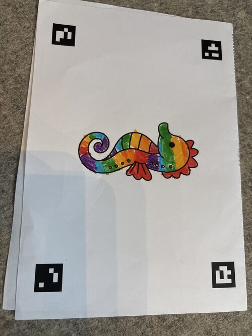 Een door een leerling ingekleurde kleurplaat van een zeedier, klaar om gescand te worden.