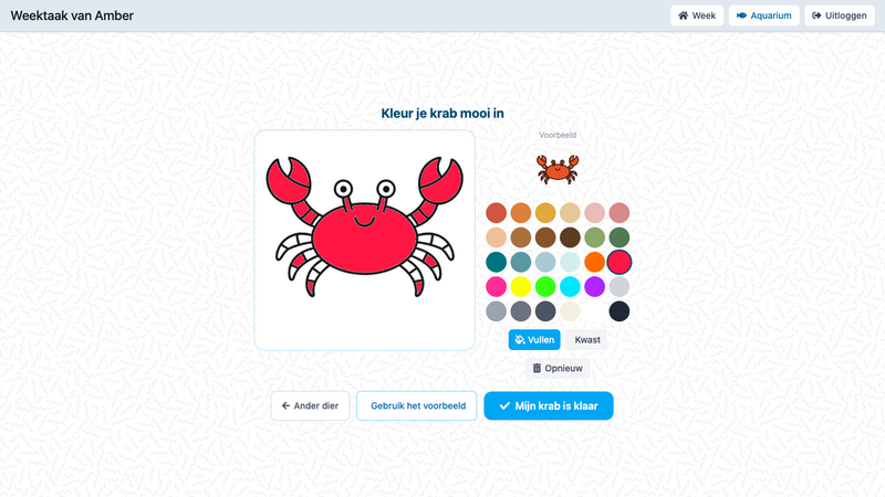 Een leerling kleurt een krab in op het scherm, helemaal rood op de ogen na.